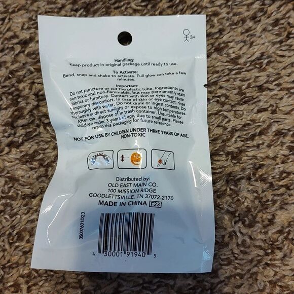 Lot of 52 Glow in the Dark, Glow Stick Holiday Party Jewelry Toys Rings Wand - Picture 10 of 16